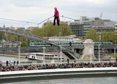 Il funambolo che cammina sulla Senna, Parigi guarda a bocca aperta