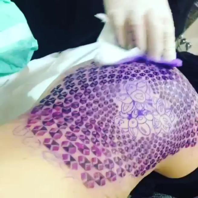 Asia Argento si tatua i fiori di loto sul lato B. Ecco le foto Asia Argento si tatua i fiori di loto sul lato B. Ecco le foto