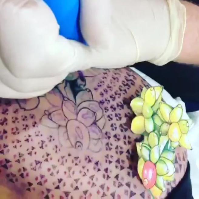 Asia Argento si tatua i fiori di loto sul lato B. Ecco le foto Asia Argento si tatua i fiori di loto sul lato B. Ecco le foto