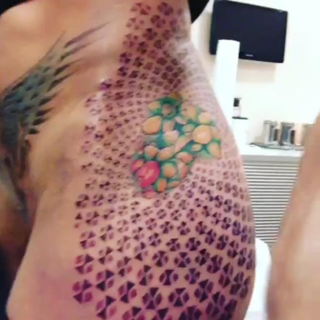 Asia Argento si tatua i fiori di loto sul lato B. Ecco le foto Asia Argento si tatua i fiori di loto sul lato B. Ecco le foto