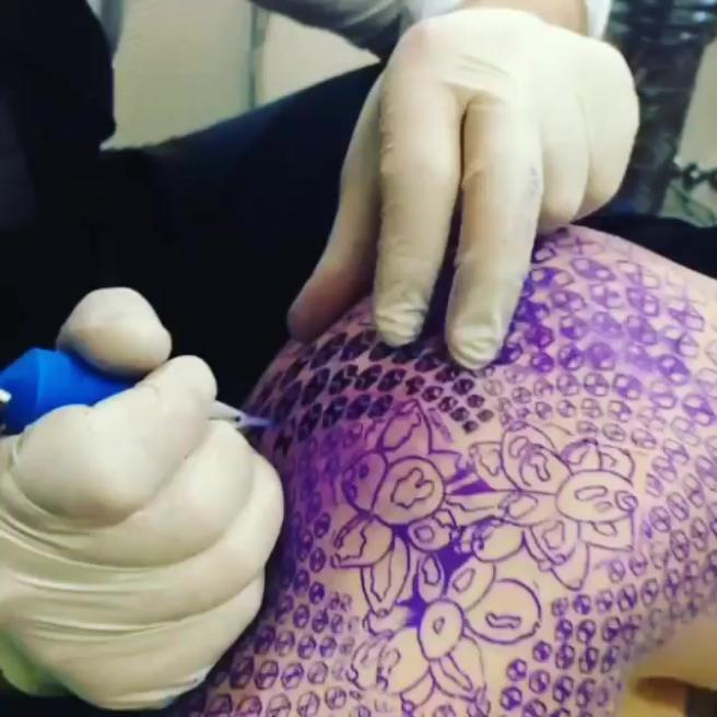 Asia Argento si tatua i fiori di loto sul lato B. Ecco le foto Asia Argento si tatua i fiori di loto sul lato B. Ecco le foto