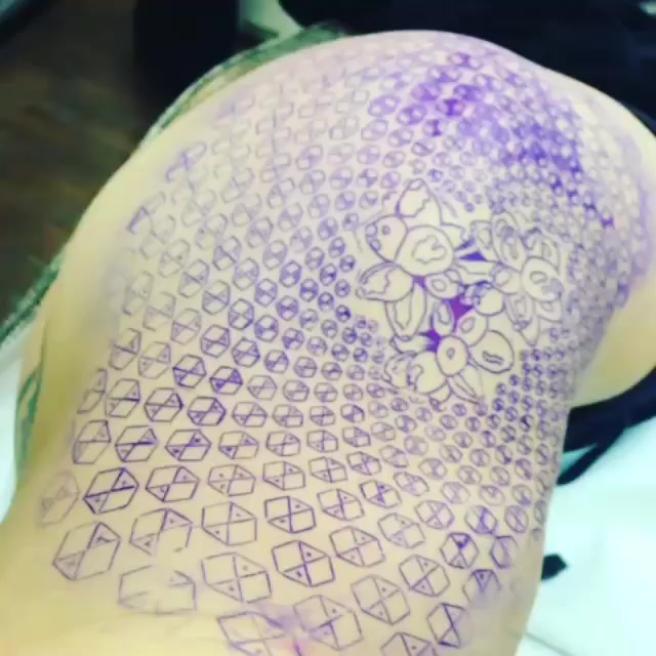 Asia Argento si tatua i fiori di loto sul lato B. Ecco le foto Asia Argento si tatua i fiori di loto sul lato B. Ecco le foto
