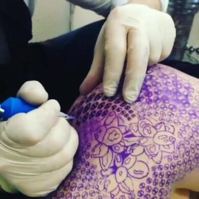 Asia Argento si tatua i fiori di loto sul lato B. Ecco le foto