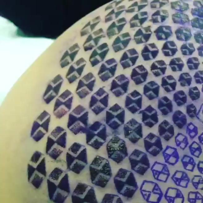 Asia Argento si tatua i fiori di loto sul lato B. Ecco le foto Asia Argento si tatua i fiori di loto sul lato B. Ecco le foto