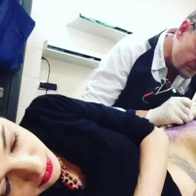 Asia Argento si tatua i fiori di loto sul lato B. Ecco le foto Asia Argento si tatua i fiori di loto sul lato B. Ecco le foto