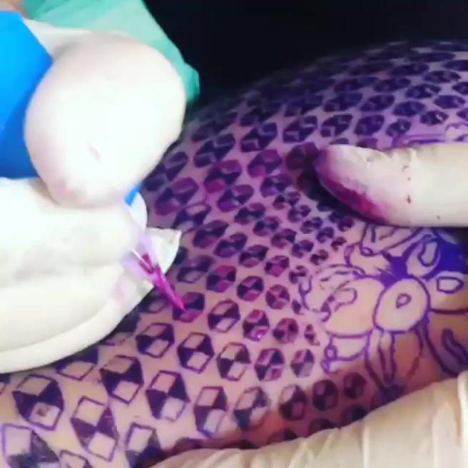 Asia Argento si tatua i fiori di loto sul lato B. Ecco le foto Asia Argento si tatua i fiori di loto sul lato B. Ecco le foto