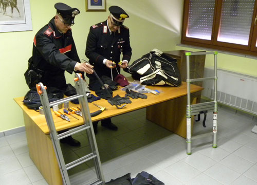 Come “i soliti ignoti”. Bucano muro per rapina Come “i soliti ignoti”. Bucano muro per rapina