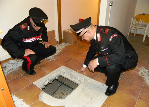 Come “i soliti ignoti”. Bucano muro per rapina Come “i soliti ignoti”. Bucano muro per rapina