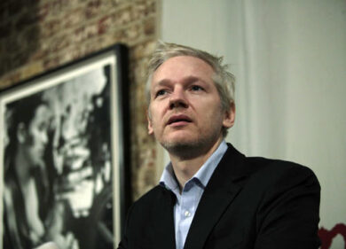 Vuole chiamare il figlio Wikileaks. Neopapà bloccato dall’anagrafe