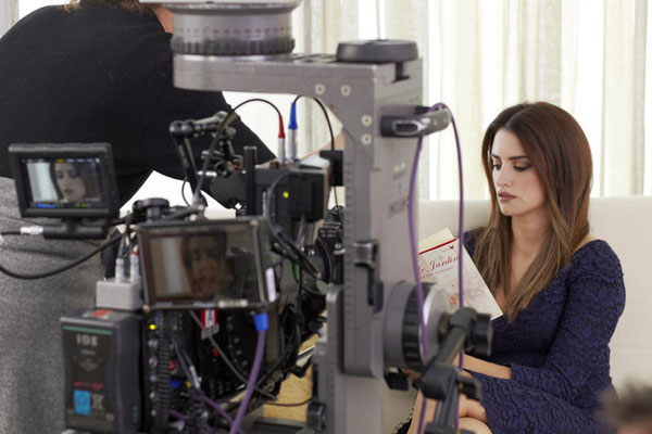 Penélope Cruz nuovo volto Schweppes. Ma il finale lesbo non c’è Penélope Cruz nuovo volto Schweppes. Ma il finale lesbo non c’è