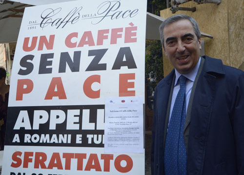 Caffè della pace sotto sfratto: sit-in per salvarlo Caffè della pace sotto sfratto: sit-in per salvarlo