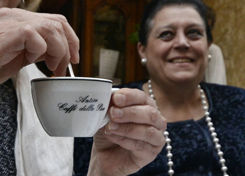 Caffè della pace sotto sfratto: sit-in per salvarlo Caffè della pace sotto sfratto: sit-in per salvarlo