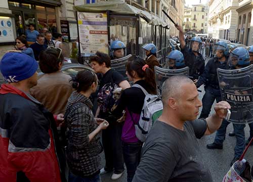Senza casa, assalto a Pd e Sel. Devastazione e minacce: la paura Senza casa, assalto a Pd e Sel. Devastazione e minacce: la paura