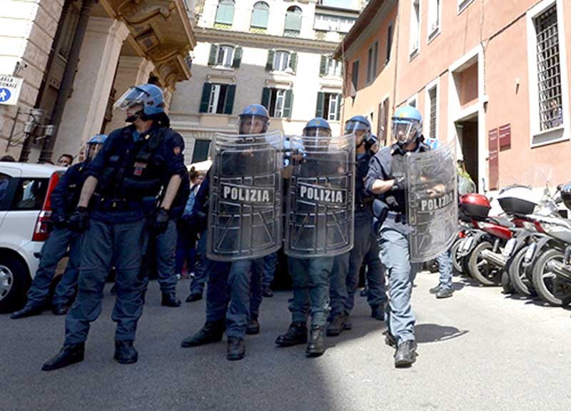 Senza casa, assalto a Pd e Sel. Devastazione e minacce: la paura Senza casa, assalto a Pd e Sel. Devastazione e minacce: la paura