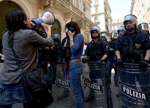 Senza casa, assalto a Pd e Sel. Devastazione e minacce: la paura Senza casa, assalto a Pd e Sel. Devastazione e minacce: la paura