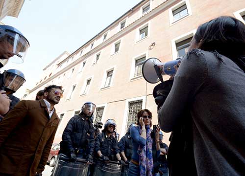 Senza casa, assalto a Pd e Sel. Devastazione e minacce: la paura Senza casa, assalto a Pd e Sel. Devastazione e minacce: la paura