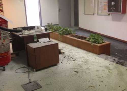Senza casa, assalto a Pd e Sel. Devastazione e minacce: la paura Senza casa, assalto a Pd e Sel. Devastazione e minacce: la paura