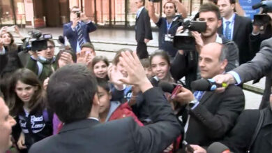 VIDEO: Renzi arriva all’auditorium e batte il cinque a dei ragazzini