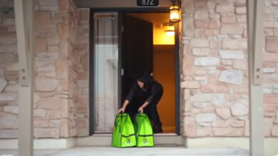 VIDEO: Jeff Bezos porta le buste della spesa a casa tua