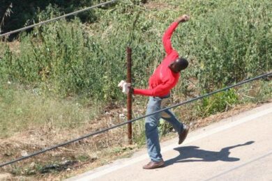 Barricate contro il centro per immigrati. “Abbiamo paura per i nostri bambini”
