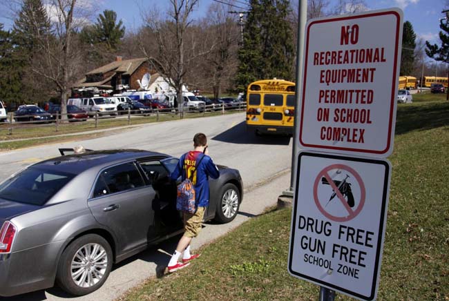 Accoltella almeno 20 studenti. Ragazzo arrestato in un liceo Usa Accoltella almeno 20 studenti. Ragazzo arrestato in un liceo Usa