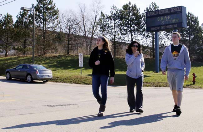 Accoltella almeno 20 studenti. Ragazzo arrestato in un liceo Usa Accoltella almeno 20 studenti. Ragazzo arrestato in un liceo Usa