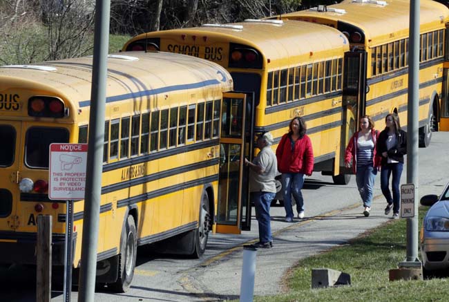 Accoltella almeno 20 studenti. Ragazzo arrestato in un liceo Usa Accoltella almeno 20 studenti. Ragazzo arrestato in un liceo Usa