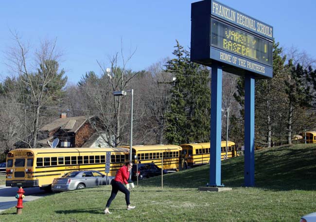 Accoltella almeno 20 studenti. Ragazzo arrestato in un liceo Usa Accoltella almeno 20 studenti. Ragazzo arrestato in un liceo Usa