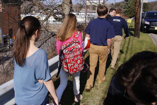 Accoltella almeno 20 studenti. Ragazzo arrestato in un liceo Usa Accoltella almeno 20 studenti. Ragazzo arrestato in un liceo Usa