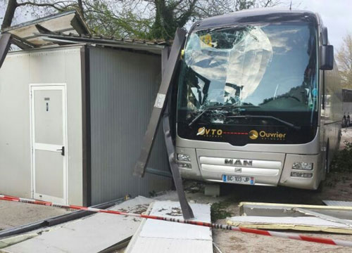 E’ in bagno, pullman la travolge. Ferita una turista inglese E’ in bagno, pullman la travolge. Ferita una turista inglese