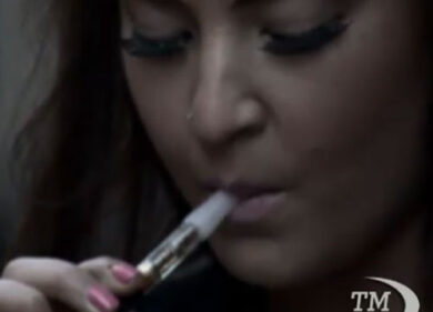 Inghilterra, sigaretta elettronica esplode in faccia alla barista. VIDEO