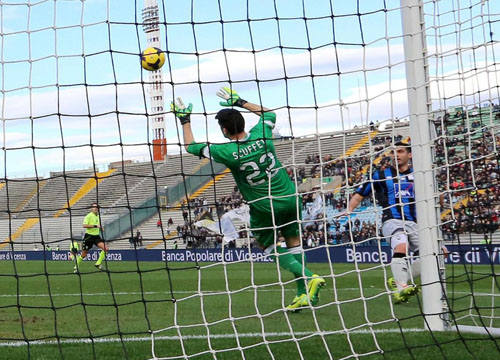 Scuffet erede di Buffon: la Juve brucia tutti per il baby portiere Scuffet erede di Buffon: la Juve brucia tutti per il baby portiere