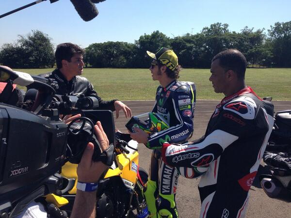 Valentino Rossi blitz in Brasile: si dà al calcio insieme a Cafu Valentino Rossi blitz in Brasile: si dà al calcio insieme a Cafu