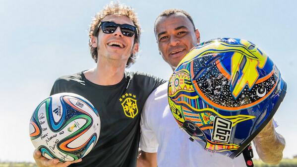 Valentino Rossi blitz in Brasile: si dà al calcio insieme a Cafu Valentino Rossi blitz in Brasile: si dà al calcio insieme a Cafu