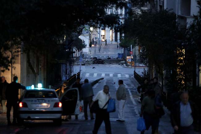 Grecia, bomba davanti alla banca centrale nel giorno del ritorno sui mercati Grecia, bomba davanti alla banca centrale nel giorno del ritorno sui mercati