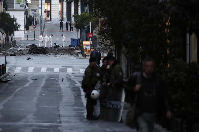 Grecia, bomba davanti alla banca centrale nel giorno del ritorno sui mercati Grecia, bomba davanti alla banca centrale nel giorno del ritorno sui mercati