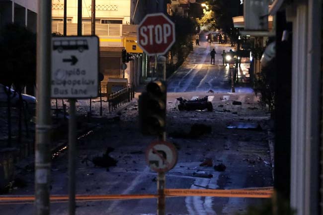 Grecia, bomba davanti alla banca centrale nel giorno del ritorno sui mercati Grecia, bomba davanti alla banca centrale nel giorno del ritorno sui mercati