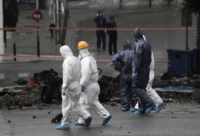 Grecia, bomba davanti alla banca centrale nel giorno del ritorno sui mercati Grecia, bomba davanti alla banca centrale nel giorno del ritorno sui mercati