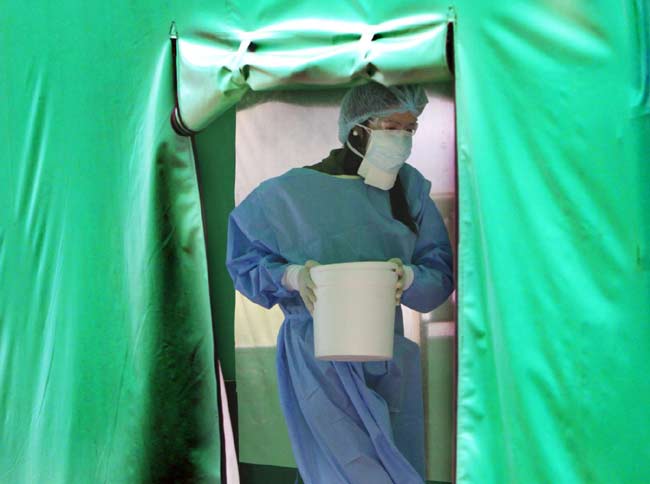Ebola, attivare misure di sicurezza negli aeroporti italiani