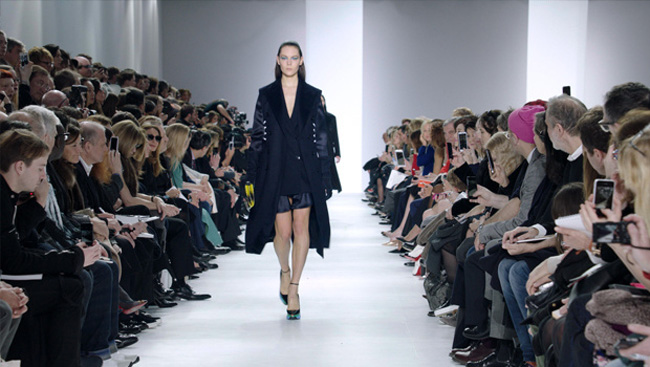 Dior, la cura Simons funziona: vendite boom e ricavi oltre 1 miliardo Dior, la cura Simons funziona: vendite boom e ricavi oltre 1 miliardo