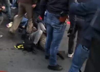 Agente calpesta una ragazza a terra. Foto e video degli scontri a Roma