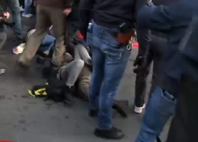 Agente calpesta una ragazza a terra. Foto e video degli scontri a Roma Agente calpesta una ragazza a terra. Foto e video degli scontri a Roma