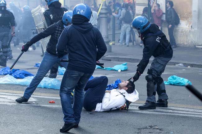 Agente calpesta una ragazza a terra. Foto e video degli scontri a Roma Agente calpesta una ragazza a terra. Foto e video degli scontri a Roma