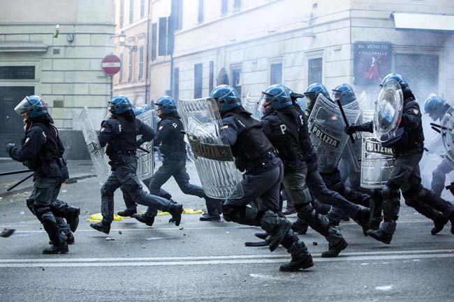 Agente calpesta una ragazza a terra. Foto e video degli scontri a Roma Agente calpesta una ragazza a terra. Foto e video degli scontri a Roma