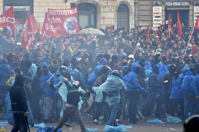 Agente calpesta una ragazza a terra. Foto e video degli scontri a Roma Agente calpesta una ragazza a terra. Foto e video degli scontri a Roma