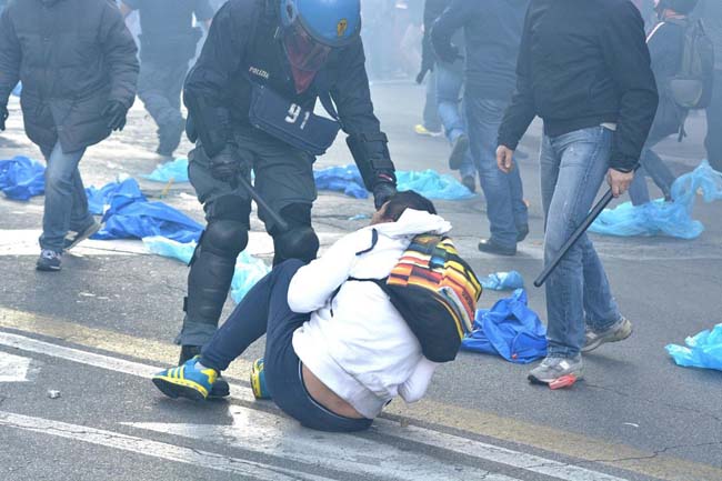 Agente calpesta una ragazza a terra. Foto e video degli scontri a Roma Agente calpesta una ragazza a terra. Foto e video degli scontri a Roma