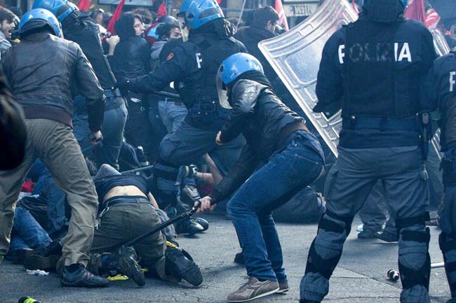 Agente calpesta una ragazza a terra. Foto e video degli scontri a Roma Agente calpesta una ragazza a terra. Foto e video degli scontri a Roma
