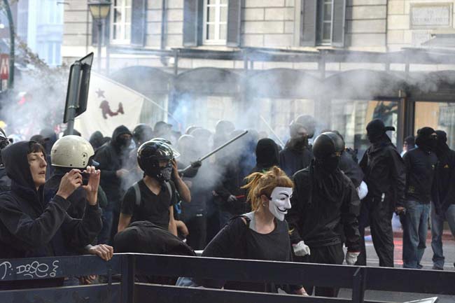 Agente calpesta una ragazza a terra. Foto e video degli scontri a Roma Agente calpesta una ragazza a terra. Foto e video degli scontri a Roma