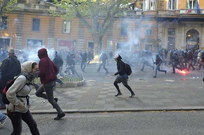 Agente calpesta una ragazza a terra. Foto e video degli scontri a Roma Agente calpesta una ragazza a terra. Foto e video degli scontri a Roma