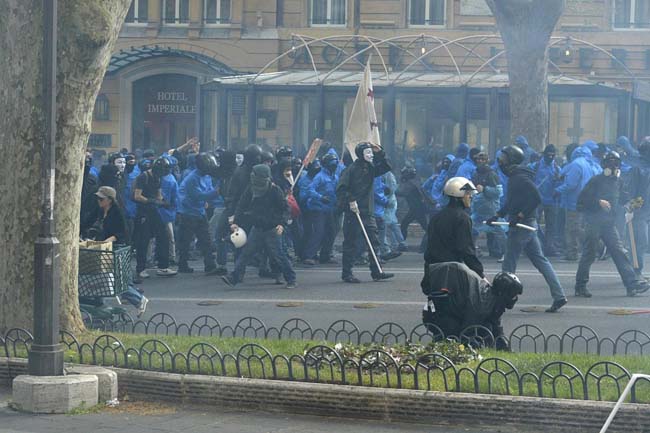 Agente calpesta una ragazza a terra. Foto e video degli scontri a Roma Agente calpesta una ragazza a terra. Foto e video degli scontri a Roma